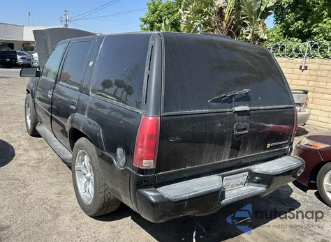 1999 Cadillac Escalade z USA, uszkodzony, nr VIN 1GYEK13R7XR408723
